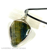 Load image into Gallery viewer, Green Tigers Eye unisex Pendant Necklace